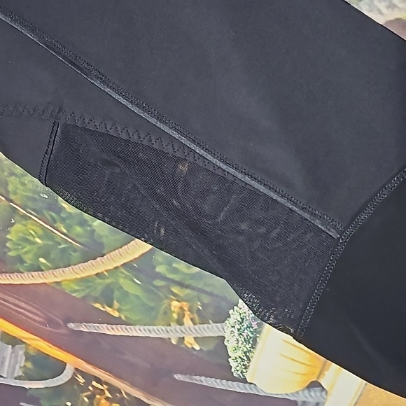 Lululemon Black Capri Leggings‎ Size 4 - Picture 2 of 4